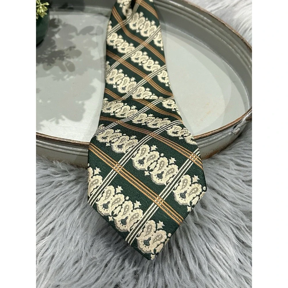 Vintage Wembley Wemlon Green‎ & Tan Paisley Style 17.5